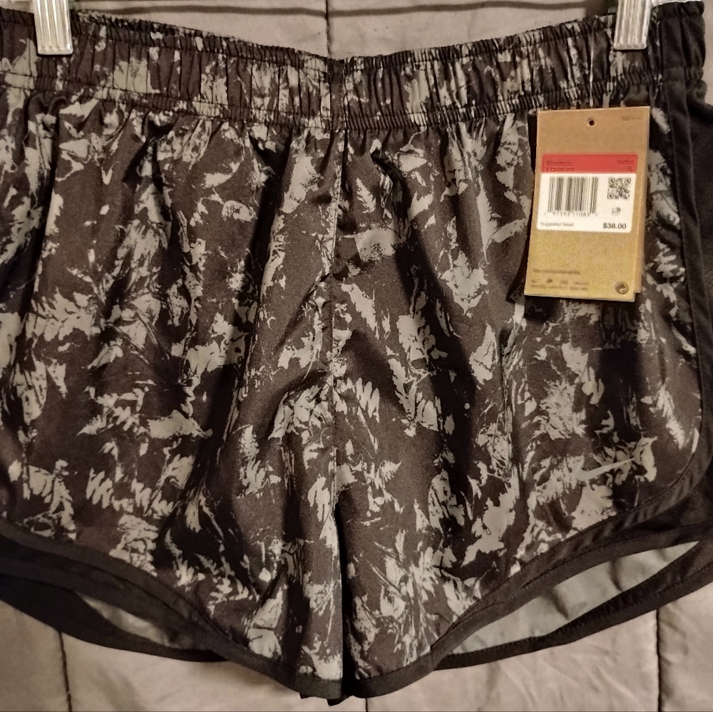 WOMEN'S NIKE RUNNING SHORTS SIZE LARGE